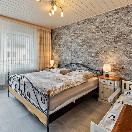 Familienhaus Lägenhet *